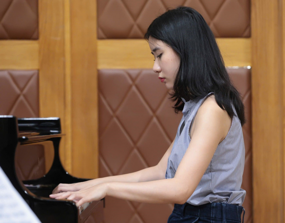 nghệ sĩ piano Trần Diệu Linh đang tập luyện cho đêm nhạc - Ảnh: HBSO