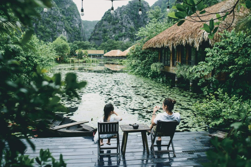 Nơi lưu trú: Với tầm nhìn toàn cảnh ra hồ sen và núi đá vôi, Halise Home and Retreat Ninh Bình mang đến không gian tĩnh lặng và yên bình, với vị trí thuận tiện chỉ cách các điểm du lịch của Tam Cốc một quãng di chuyển ngắn. Được bao quanh bởi khu vườn tự nhiên xanh mướt, Halise Home and Retreat Ninh Bình kết hợp tiện nghi hiện đại với sự gắn bó mật thiết với thiên nhiên.