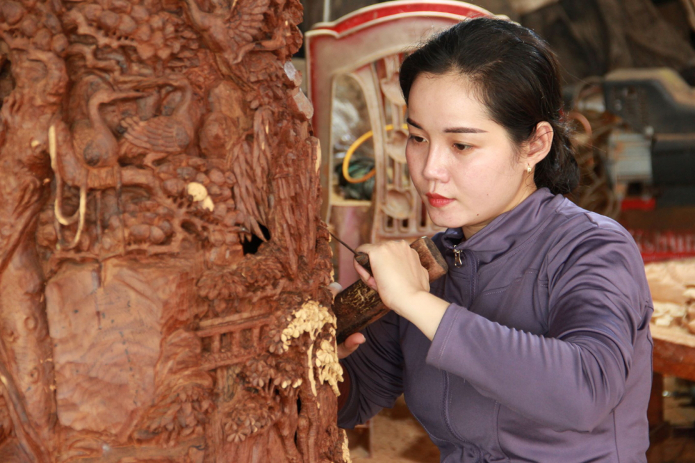 Lê Thị Hà tỉ mẩn gửi hồn mình vào từng thớ gỗ
