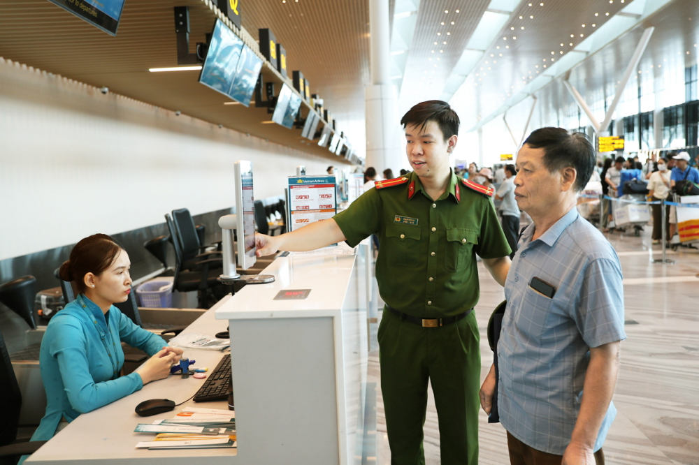 Sẽ không còn xếp hàng dài làm thủ tục lên máy bay Công an trực tiếp hỗ trợ, hướng dẫn người dân làm thủ tục check-in bằng VNeID hoặc tại quầy truyền thống ở ga T3, sân bay Tân Sơn Nhất