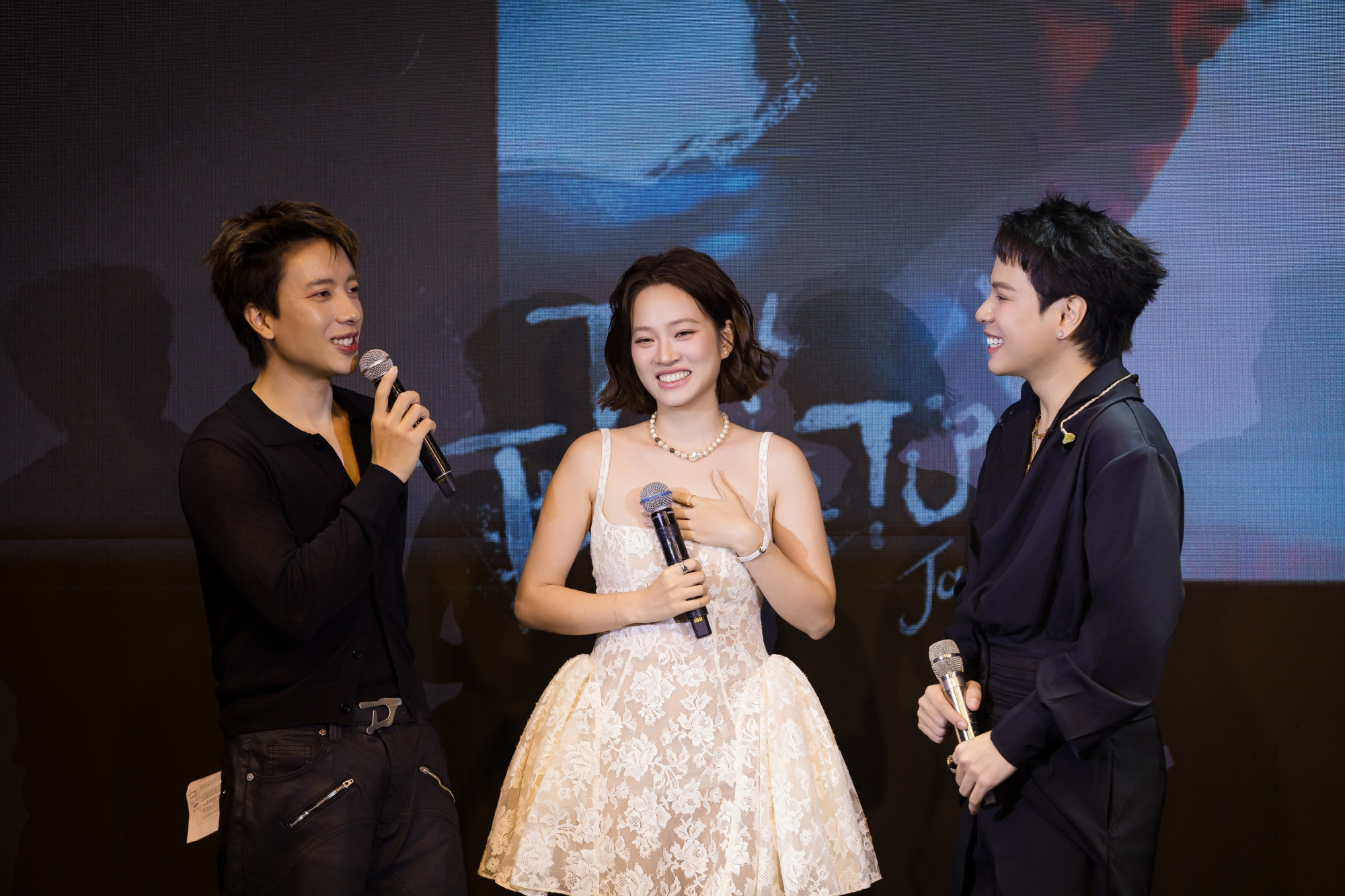 Ca sĩ Jaykii (bìa phải) và vợ - người mẫu Mai Anh trong sự kiện ra mắt album của anh vào chiều 25/9, tại TPHCM