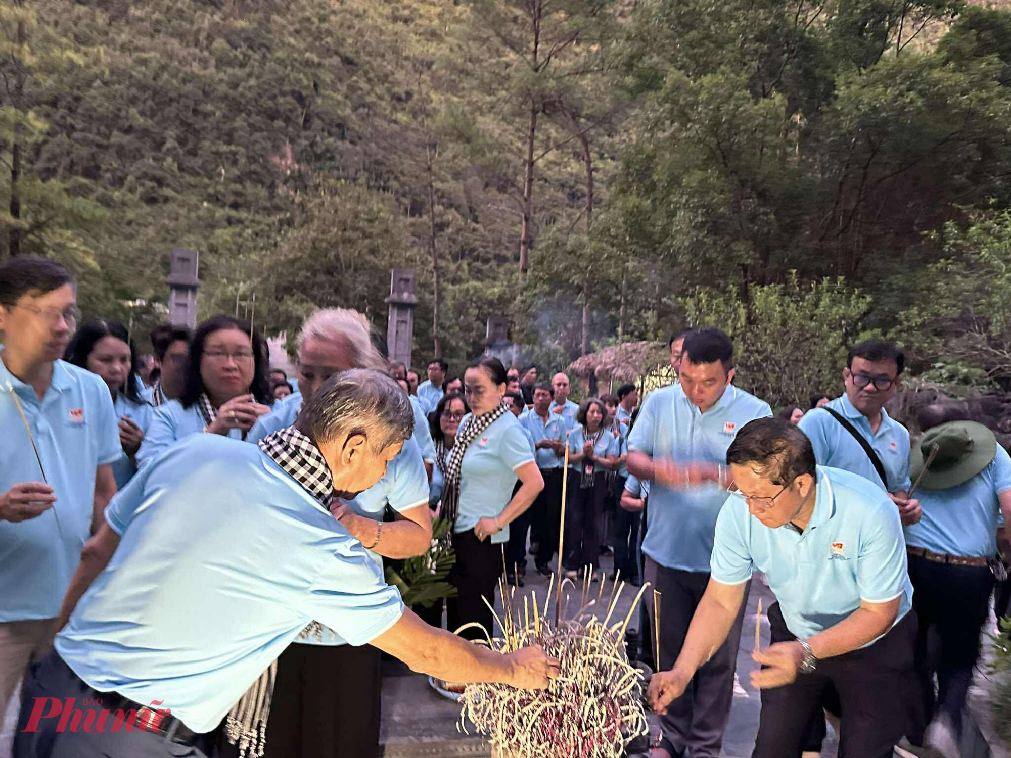 Đoàn đại biểu trí thắp nhang tại mộ liệt sĩ Kim Đồng Đoàn đại biểu trí thắp nhang tại mộ liệt sĩ Kim Đồng