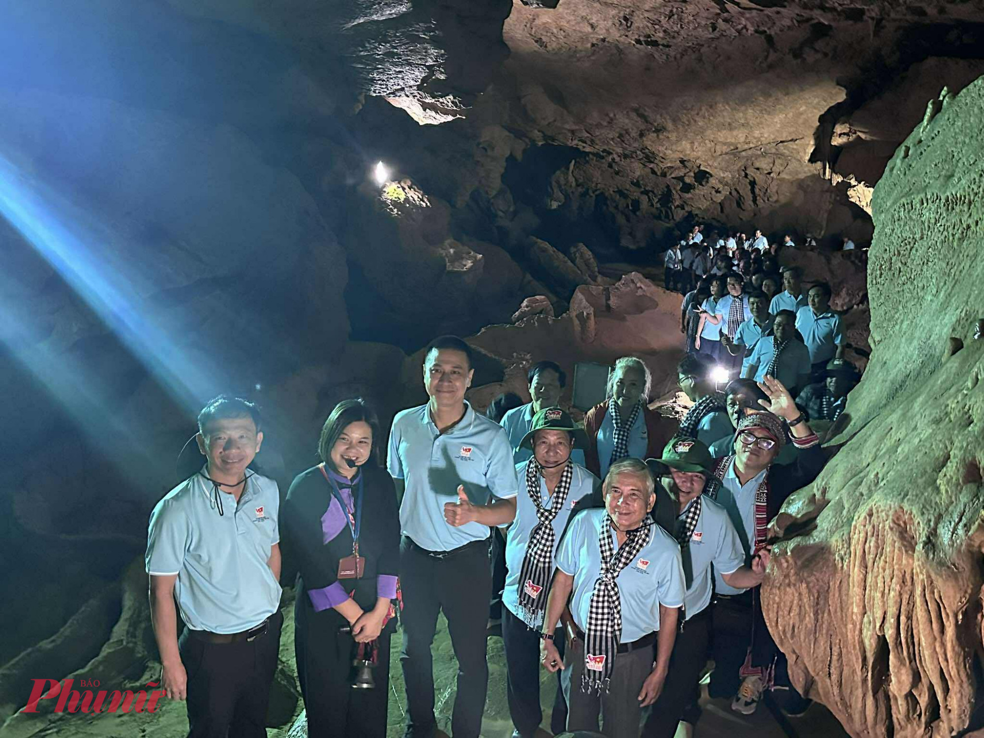 Hướng dẫn viên Nông Thị Bạch hướng dẫn đoàn đại biểu tham quan Trận Ngườim Ngao