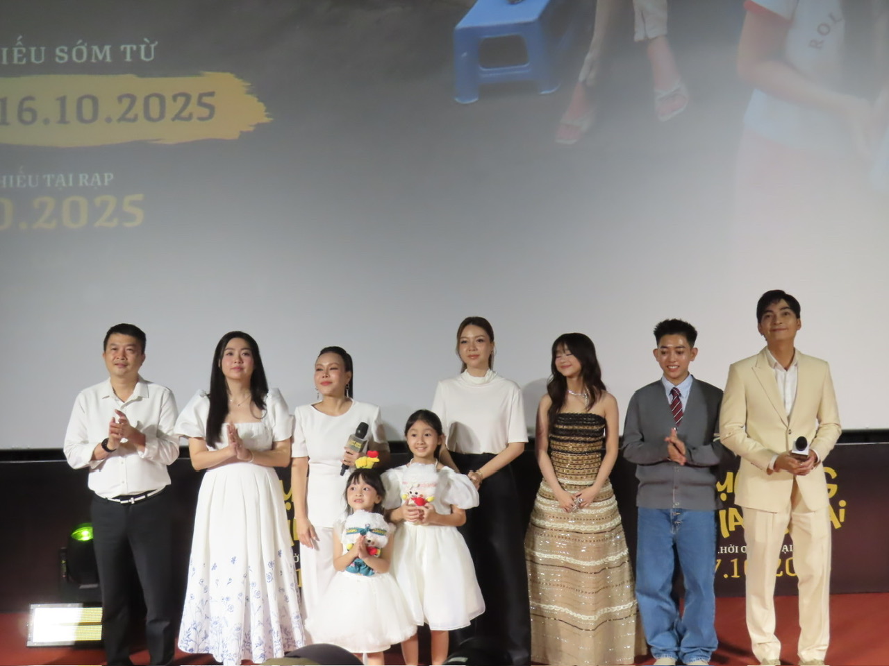 Ê kíp phim Cục vàng của ngoại trong sự kiện showcase chiều ngày 25/9