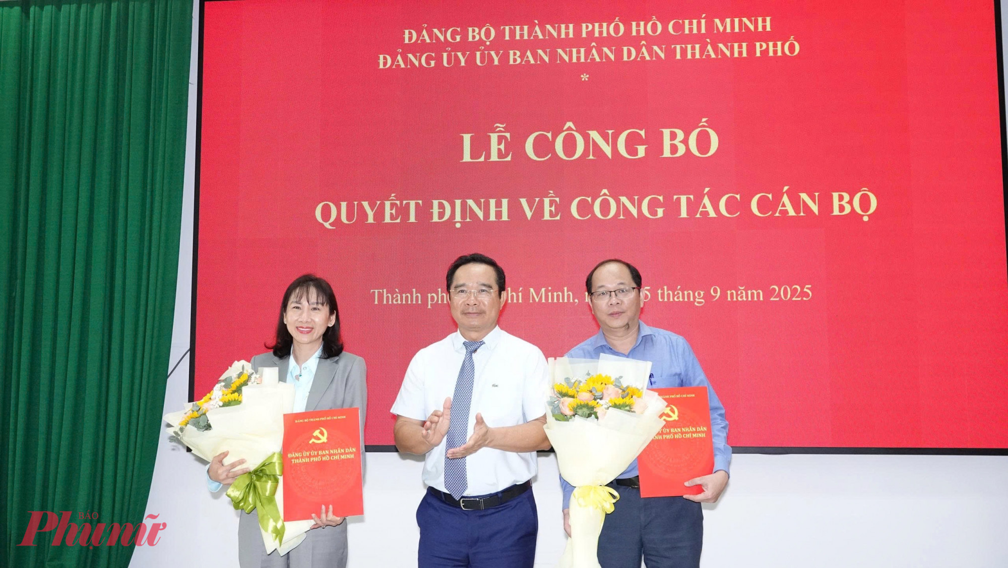 Ông Nguyễn Văn Được - Bí thư Đảng ủy, Chủ tịch UBND TPHCM trao quyết định nhân sự - Ảnh: Thanh Tâm