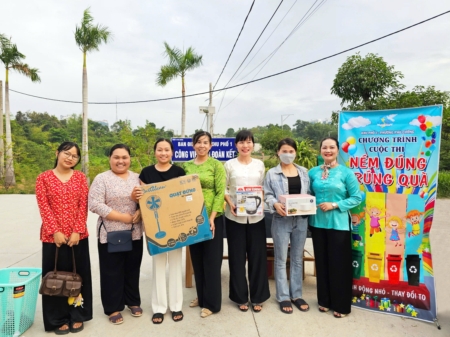 Cuộc thi “Ném đúng, trúng quà” do Chi hội Phụ nữ và Ban điều hành khu phố Phú Cường 1 tổ chức nhằm lan tỏa thông điệp bảo vệ môi trường