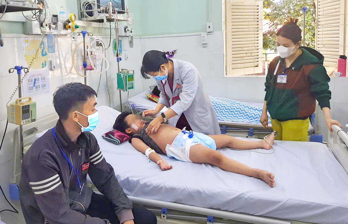 Bác sĩ thăm khám cho bệnh nhi tại Khoa Nhiễm, Bệnh viện Nhi Đồng 2 (TPHCM)