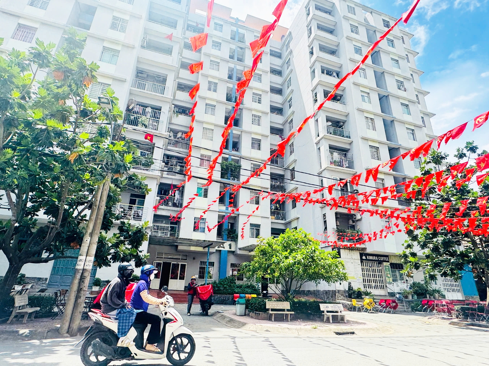 Hiện tại, số căn nhà ở xã hội còn quá ít nên dù dễ vay được tiền, người trẻ vẫn khó mua được nhà giá rẻ  (ảnh chụp tại chung cư Lê Thành, phường An Lạc, TPHCM)