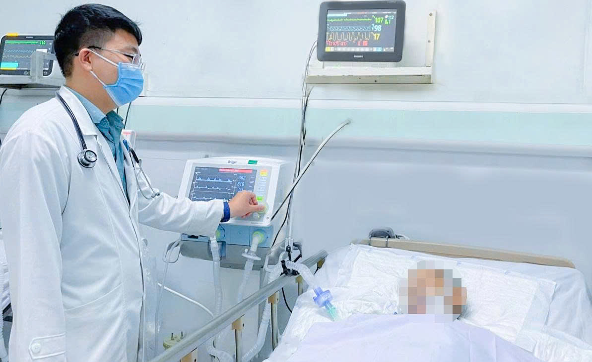 Một bệnh nhân hen bị nguy kịch vì lạm dụng thuốc xịt cắt cơn được theo dõi tại Bệnh viện Nhân Dân Gia Định (ảnh: M. T.)