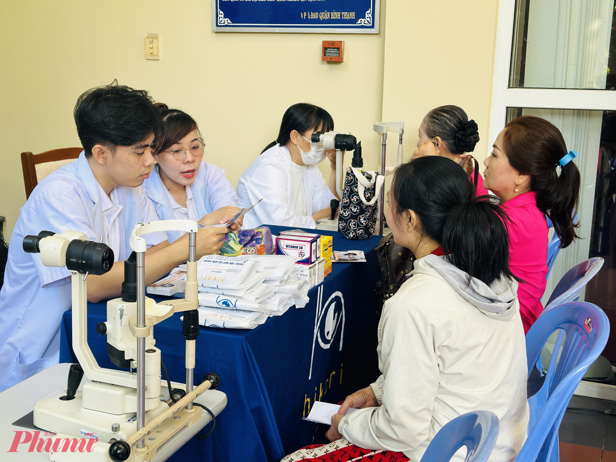 Người dân tư vấn, khám mắt miễn phí