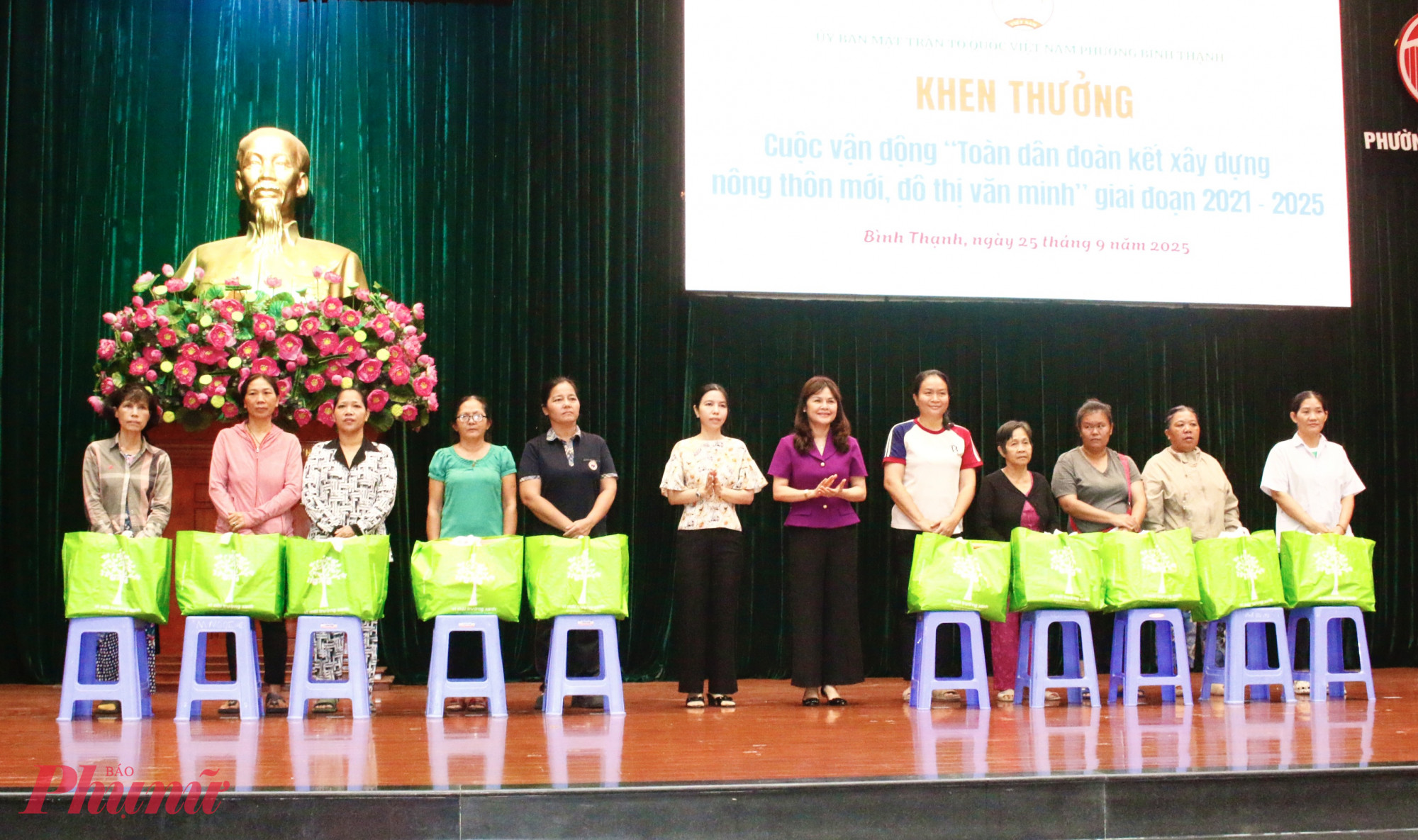 Lãnh đạo phường Bình Thạnh trao quà đại đoàn kết cho các hộ gia đình có hoàn cảnh khó khăn