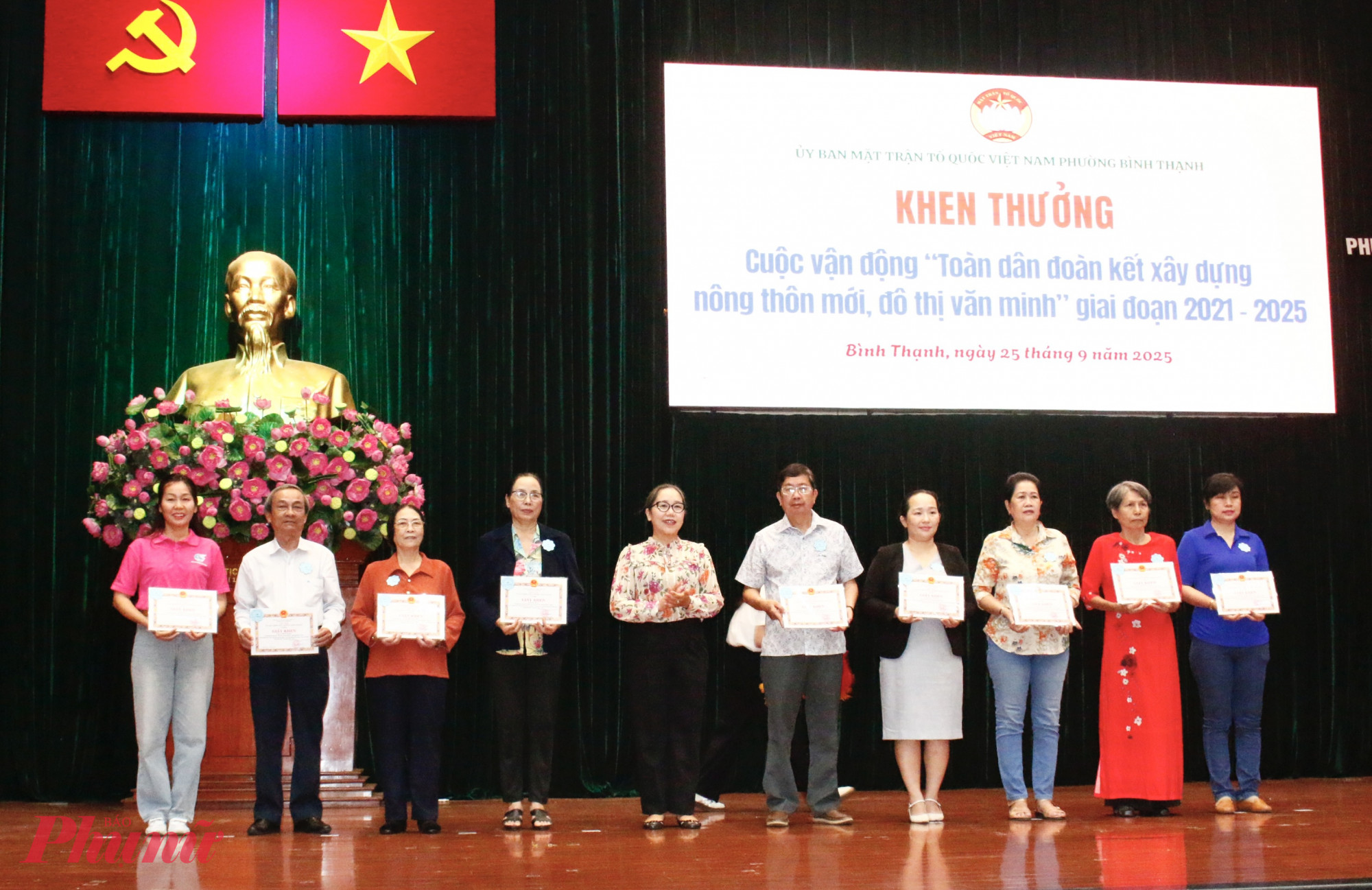 Bà Hoàng Mai Quỳnh Hoa - Chủ tịch Ủy ban MTTQ Việt Nam phường Bình Thạnh trao giấy khen tuyên dương các cá nhân và tập thể cuộc vận động “Toàn dân đoàn kết xây dựng nông thôn mới, đô thị văn minh”