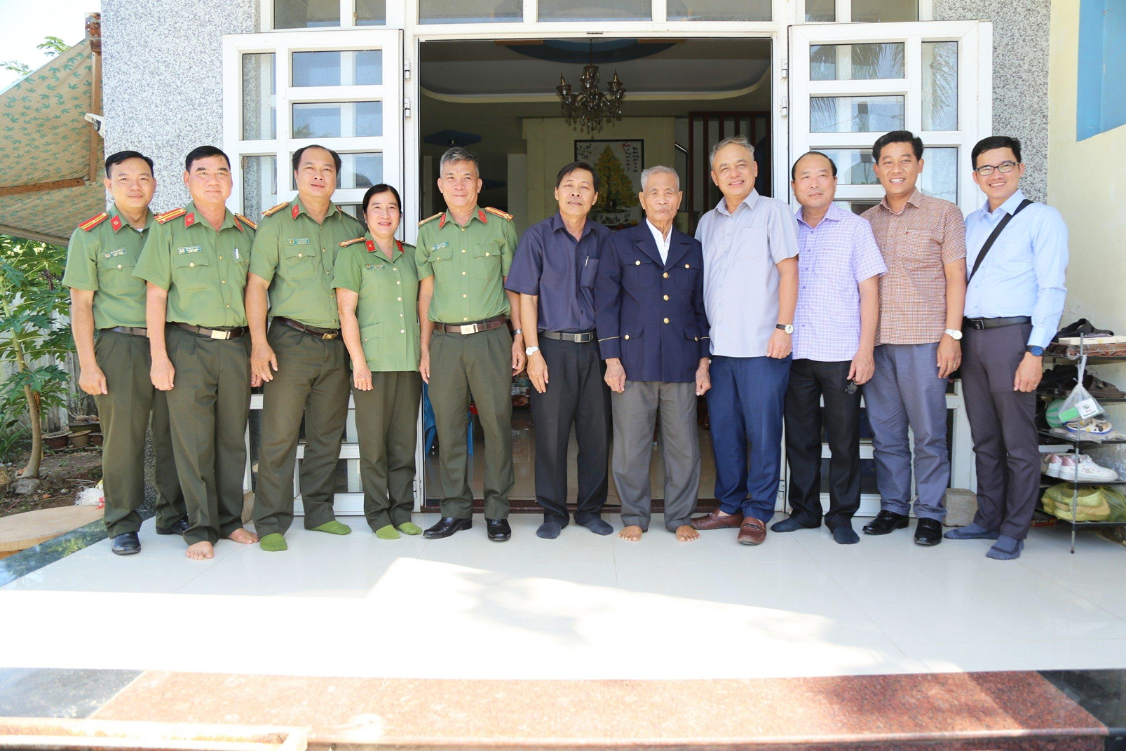 Các hoạt động về nguồn, thăm hỏi thế hệ đi trước luôn mang đến cho tác giả nhiều xúc cảm và tự hào - Ảnh do tác giả cung cấp
