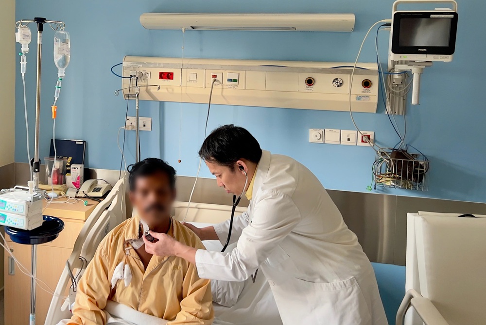 TS.BS. Hồ Minh Tuấn thực hiện thủ thuật thông tim cho bệnh nhân - Ảnh: FV