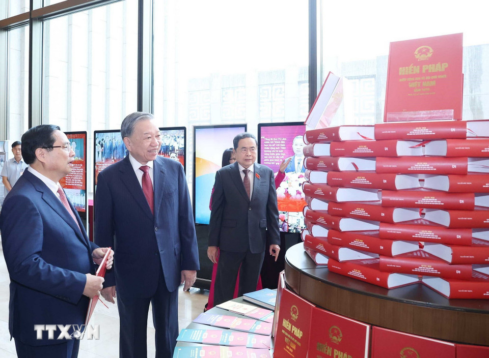 Tổng Bí thư Tô Lâm và Thủ tướng Phạm Minh Chính xem trưng bày các ấn phẩm của Quốc hội - Ảnh: TTXVN