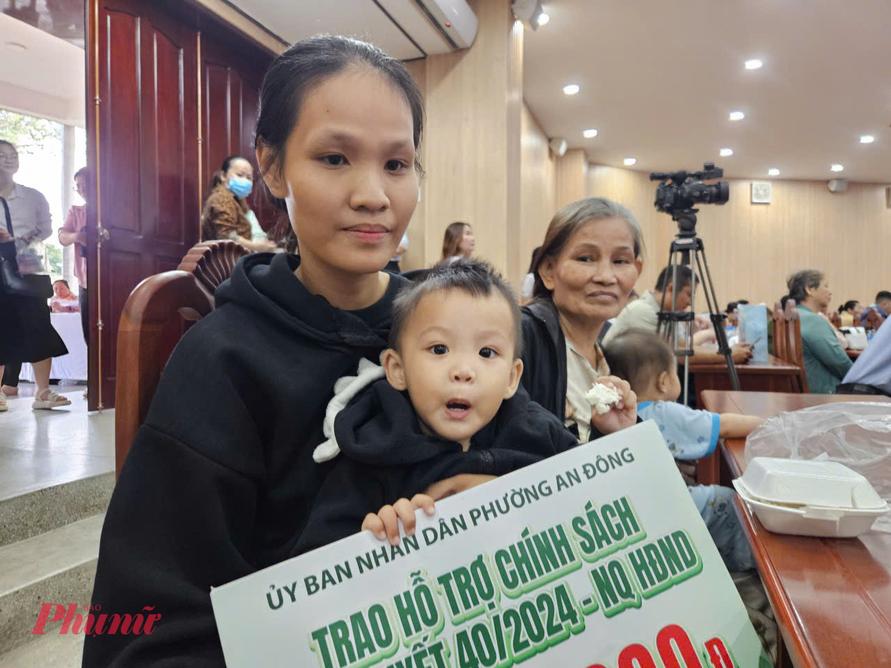 Chị Bích Trâm cùng gia đình đến nhận quà 