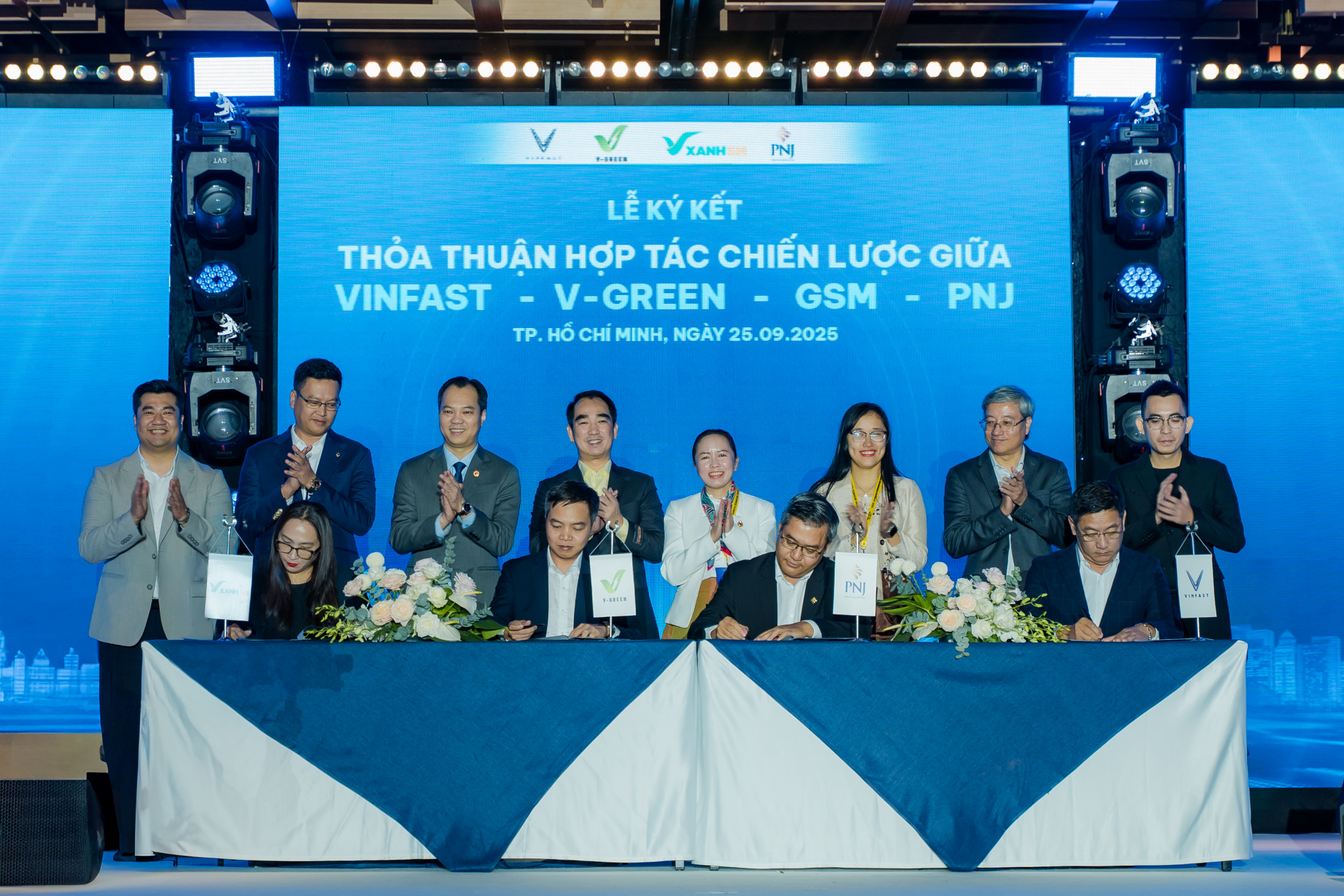 PNJ ký kết thỏa thuận hợp tác với 3 đối tác chiến lược VinFast, GSM, V-Green - Ảnh: Đông Lê