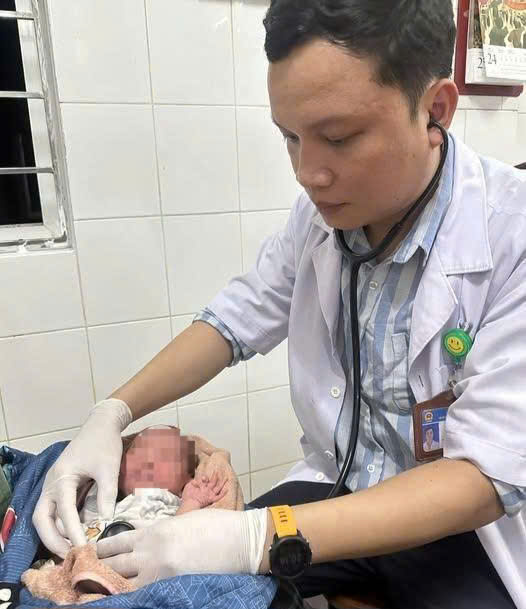 Bác sĩ bệnh viện khu vực Vĩnh Linh (Quảng Trị) chăm sóc cháu bé sơ sinh