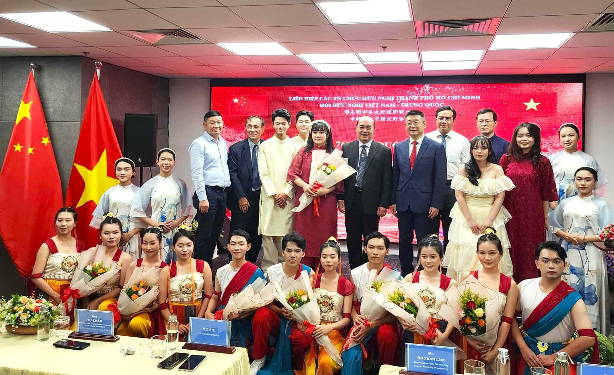 Các đại biểu cùng chụp ảnh lưu niệm với các bạn sinh tham gia buổi họp mặt