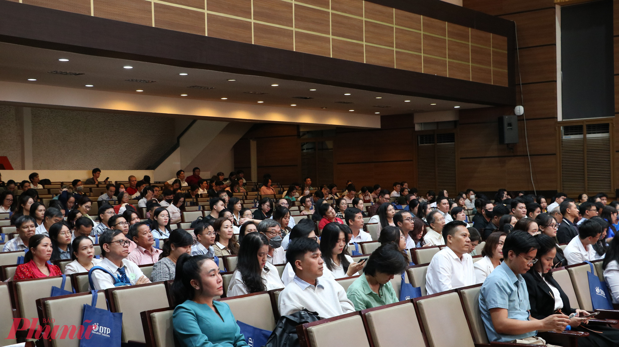 Hội nghị có sự tham gia của đại diện các trung tâm ngoại ngữ, tin học trên toàn địa bàn - Ảnh: Trang Thư
