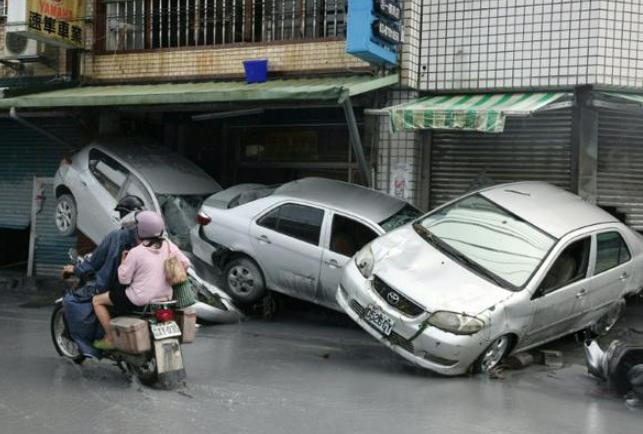  những chiếc ô tô bị nước lũ cuốn trôi sau vụ vỡ một hồ rào chắn ở Hoa Liên, Đài Loan, khiến 14 người thiệt mạng