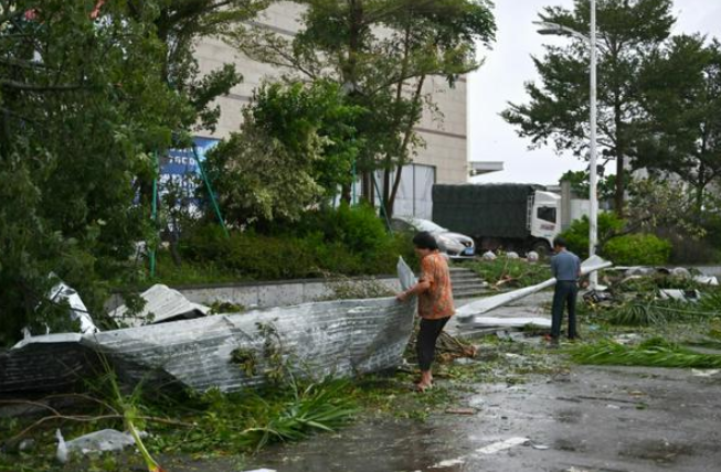 Người dân Trung Quốc đang dọn dẹp sau bão