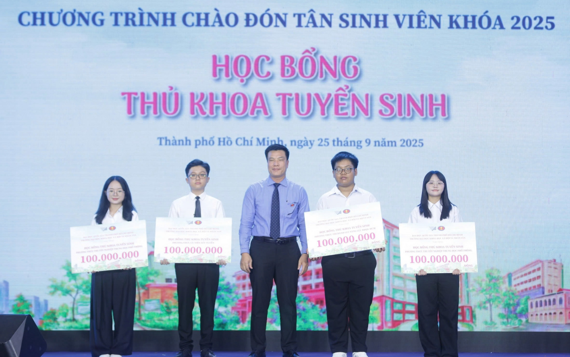 Trường đại học Khoa học Xã hội và Nhân văntrao học bổng Thủ khoa Tuyển sinh cho thủ khoa - Ảnh: USSH