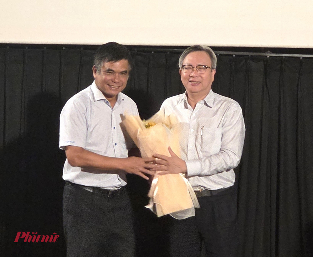 Giám đốc HTV tri ân đại diện nhà tài trợ - Ngân hàng Công thương Sài Gòn (Saigon Bank)