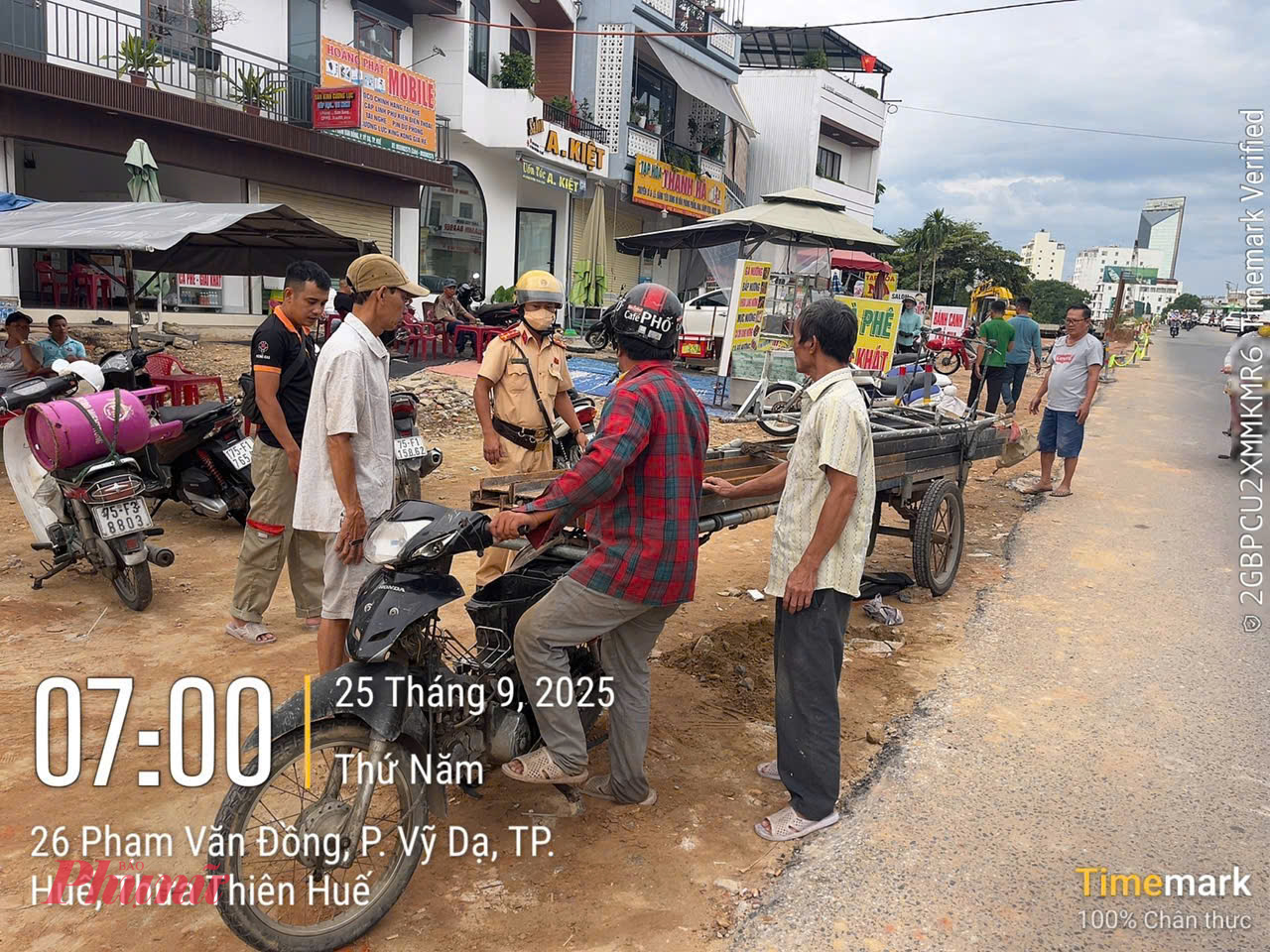Một trường hợp xe ba gác trên đường Phạm Văn Đồng TP Huế bị CSGT lập biên bản xử lý
