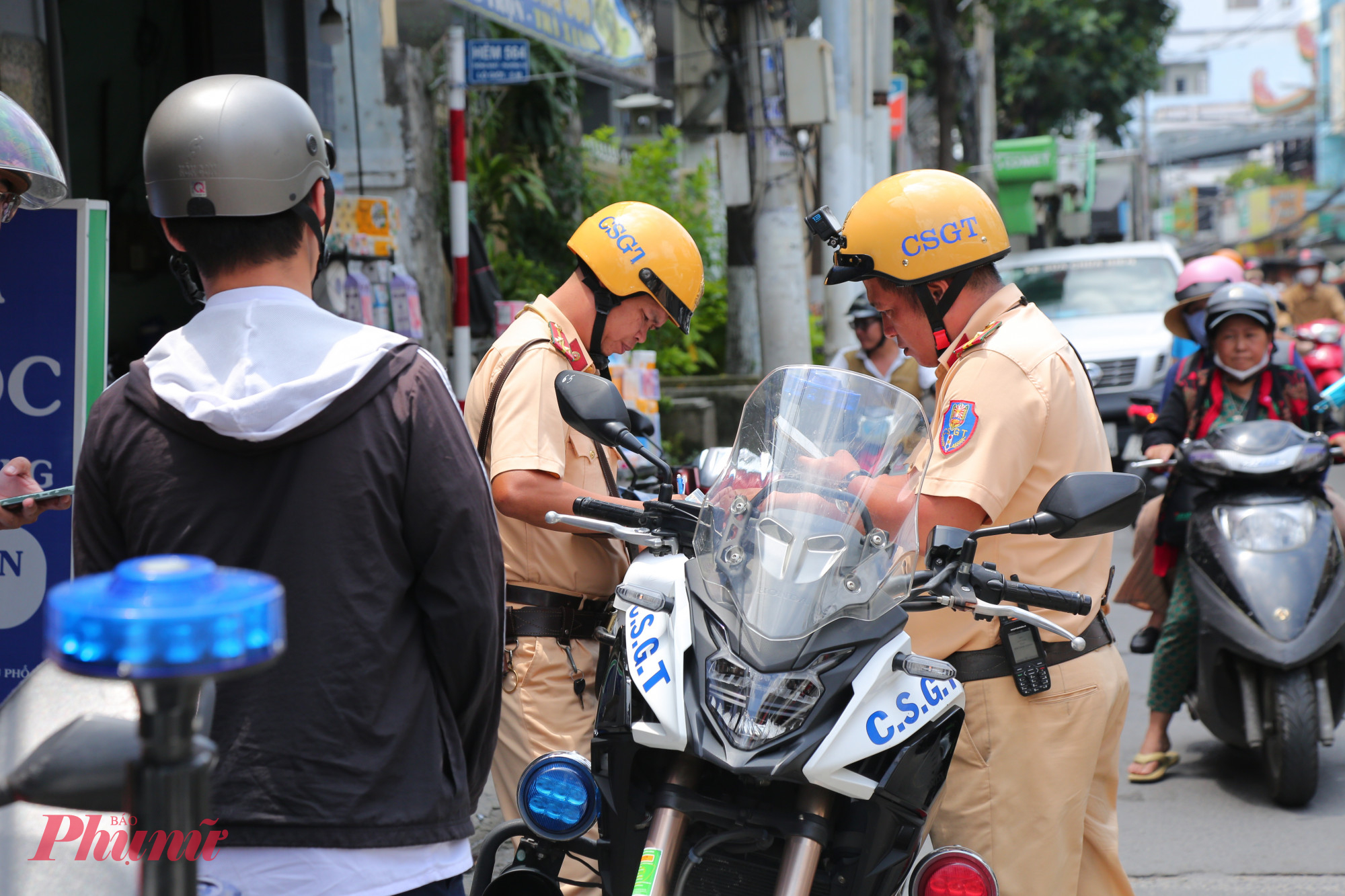 Một học sinh ở TPHCM đi xe máy trên 50cc bị CSGT xử phạt - Ảnh Nguyễn Văn