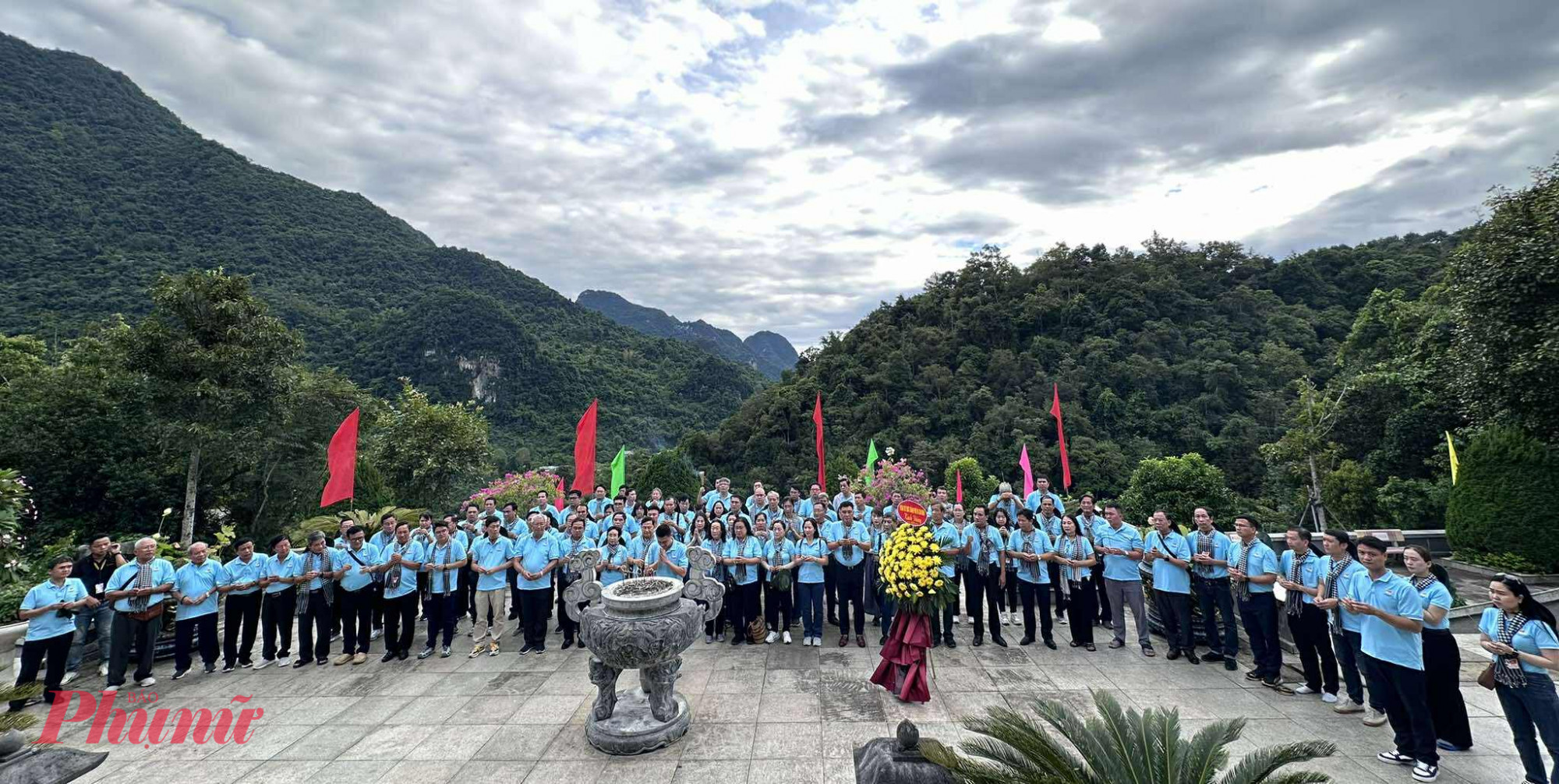 Đoàn đại biểu trí thức dâng hương ở Nhà tưởng niệm Chủ tịch Hồ Chí Minh
