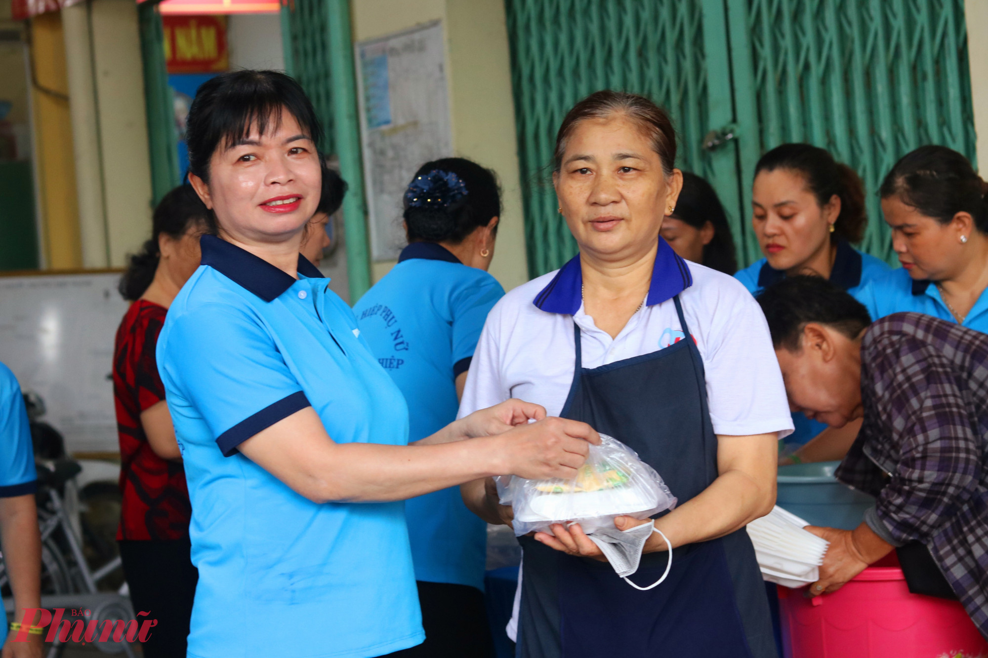 Những suất ăn đong đầy yêu thương đến tay người cần - Ảnh: Thảo Nguyên 