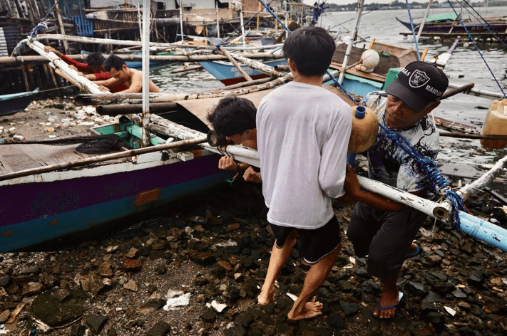 Ngư dân bảo vệ một chiếc thuyền để dự đoán một cơn bão đang đến gần ở thành phố Cavite, phía nam thủ đô Manila.  ẢNH: EPA