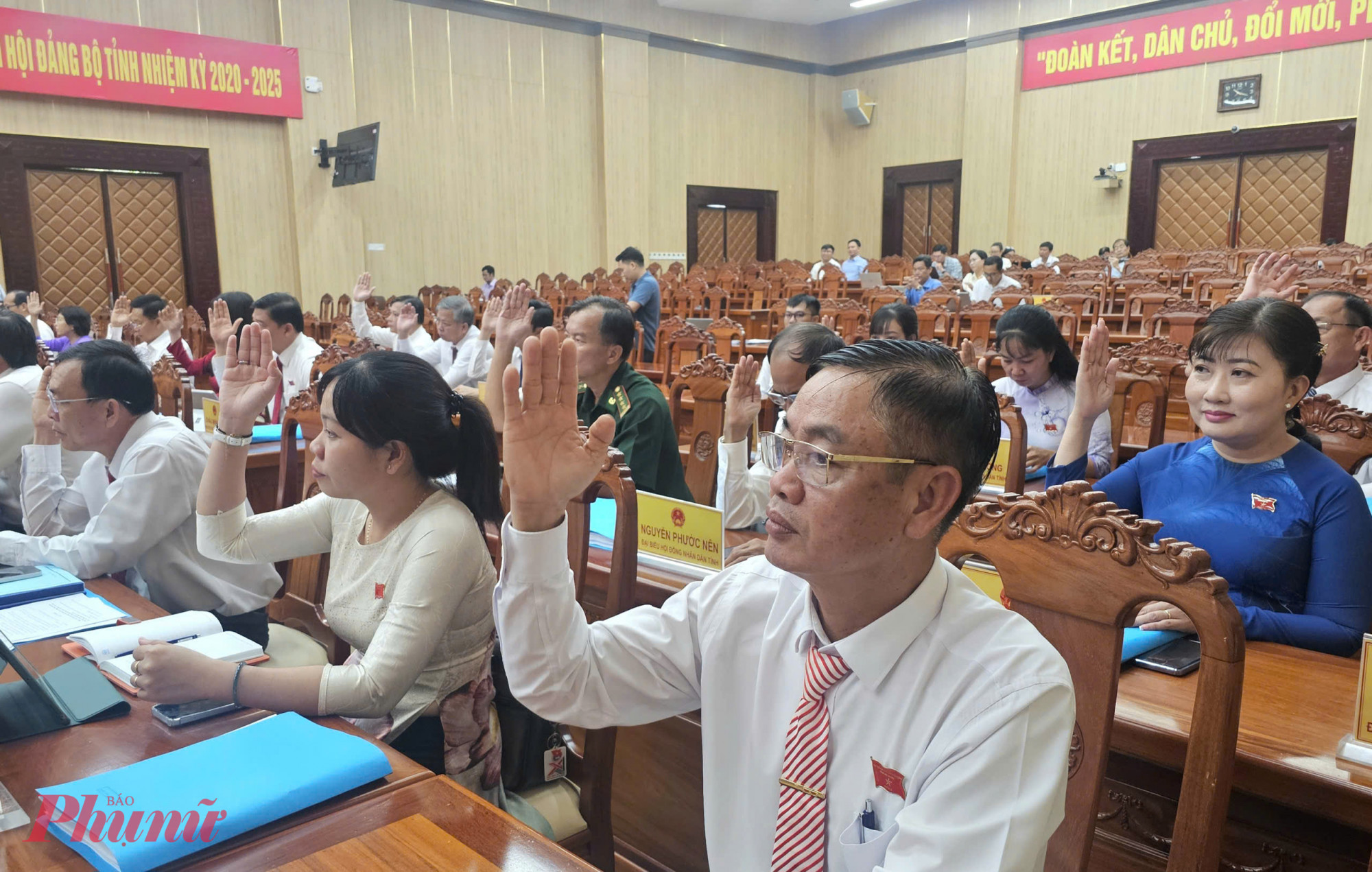 Các đại biểu HĐND tỉnh An Giang thông qua nghị quyết chuyển gần 300ha đất rừng phục vụ dự án APEC 2027 tại Phú Quốc - Ảnh Phú Hữu