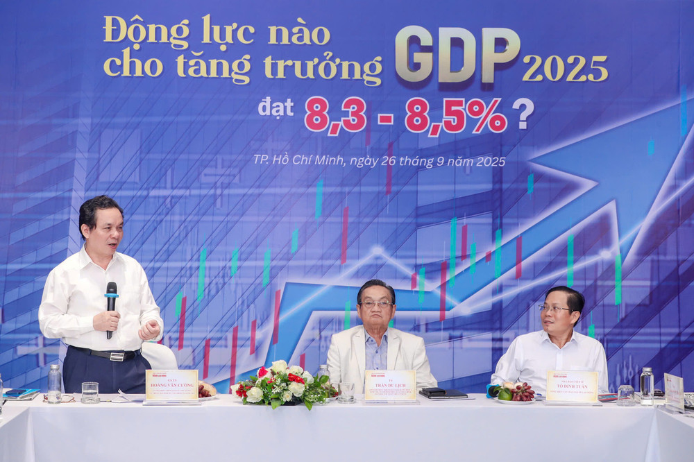 Giáo sư Hoàng Văn Cường cho rằng nếu dòng tiền không đưa vào sản xuất, kinh doanh nguy cơ bùng nổ lạm phát hoặc hình thành cục máu đông trong nền kinh tế là có thật - Ảnh: Báo Người Lao Động