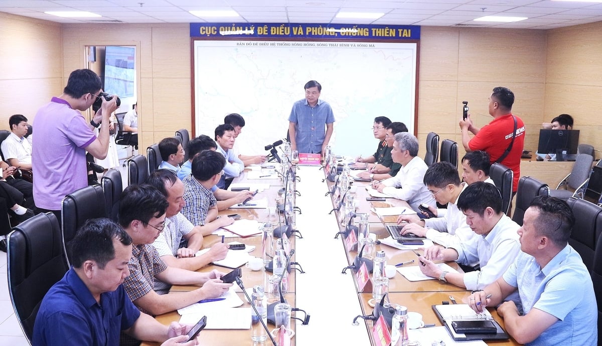 Quang cảnh cuộc họp ứng phó bão số 10 - Bualoi. Ảnh: Trung Hiếu