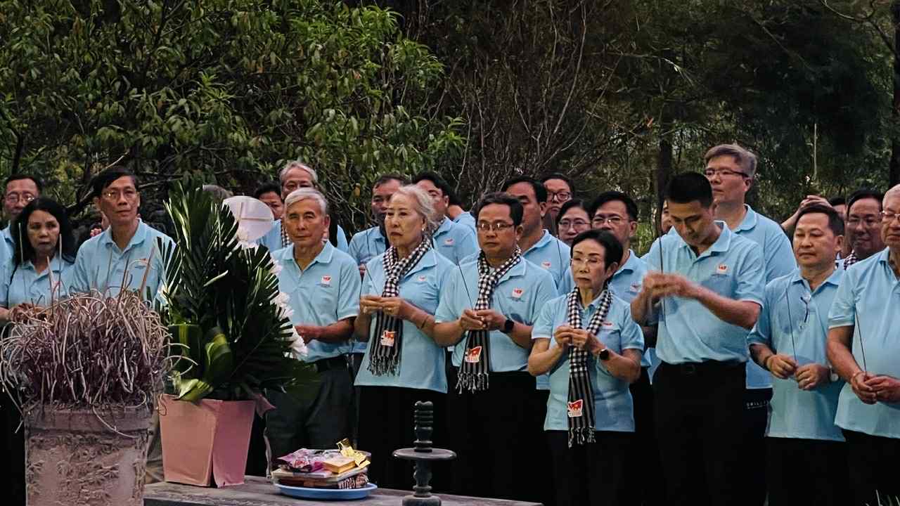 Đoàn đại biểu trí thức thắp nhang tại mộ liệt sĩ Kim Đồng