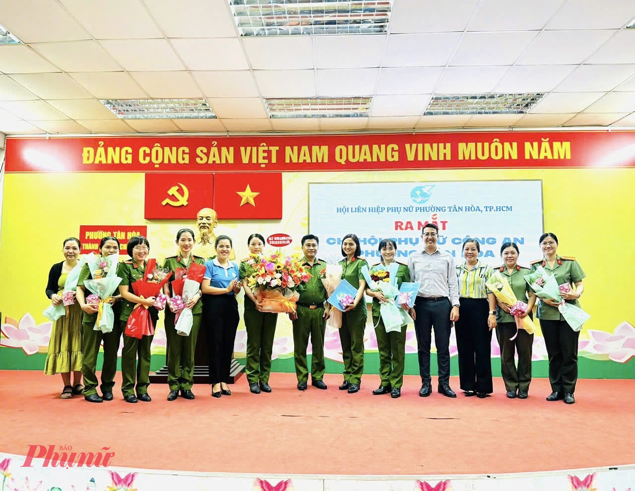 Lãnh đạo phường Tân Hoà tặng hoa chúc mừng chi hội