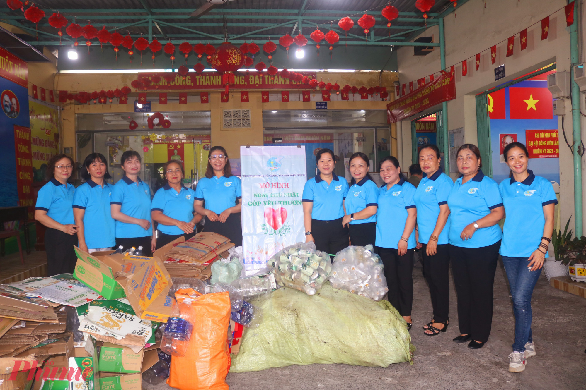 Cán bộ, hội viên phụ nữ các khu phố trên địa bàn phường Tân Thới Hiệp cùng thực hiện “Ngày Chủ nhật góp yêu thương” để gây quỹ chăm lo nhiều hoàn cảnh khó khăn - Ảnh: Thảo Nguyên