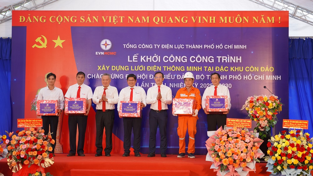 Đồng chí Huỳnh Tân Định - Thành ủy viên, Phó bí thư Đảng ủy Ủy ban nhân dân TPHCM và đồng chí Phạm Quốc Bảo - Bí thư Đảng ủy, Chủ tịch HĐTV EVNHCMC tặng quà, động viên các đơn vị, đối tác thi công - Ảnh: EVNHCMC
