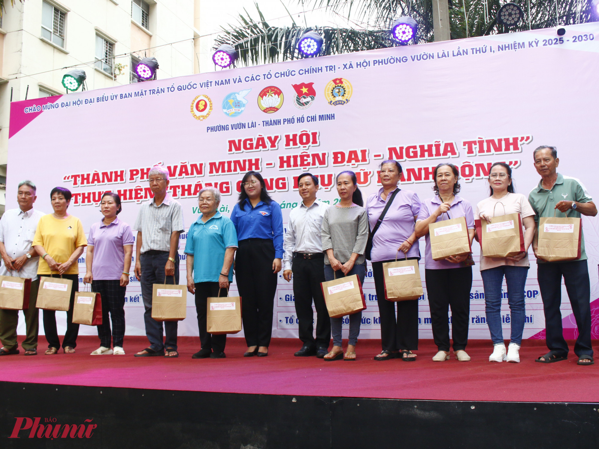 Ông Nguyễn Phúc Hiệp – Phó bí thư Thường trực Đảng ủy phường Vườn Lài trao quà đến người cao tuổi