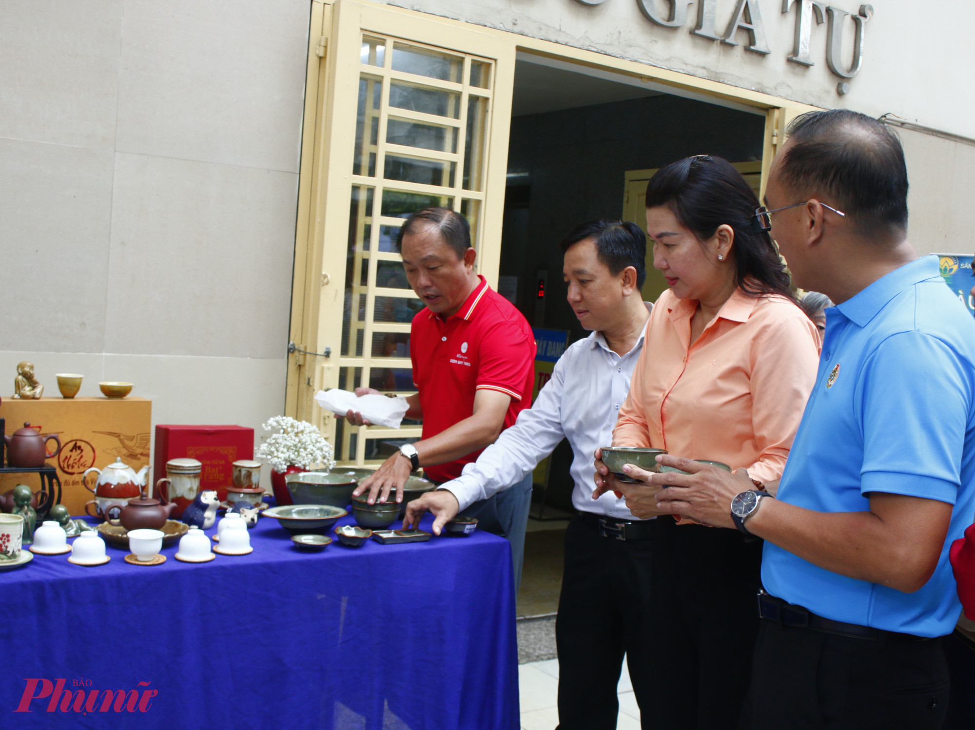 Các đại biểu tham quan các gian hàng 