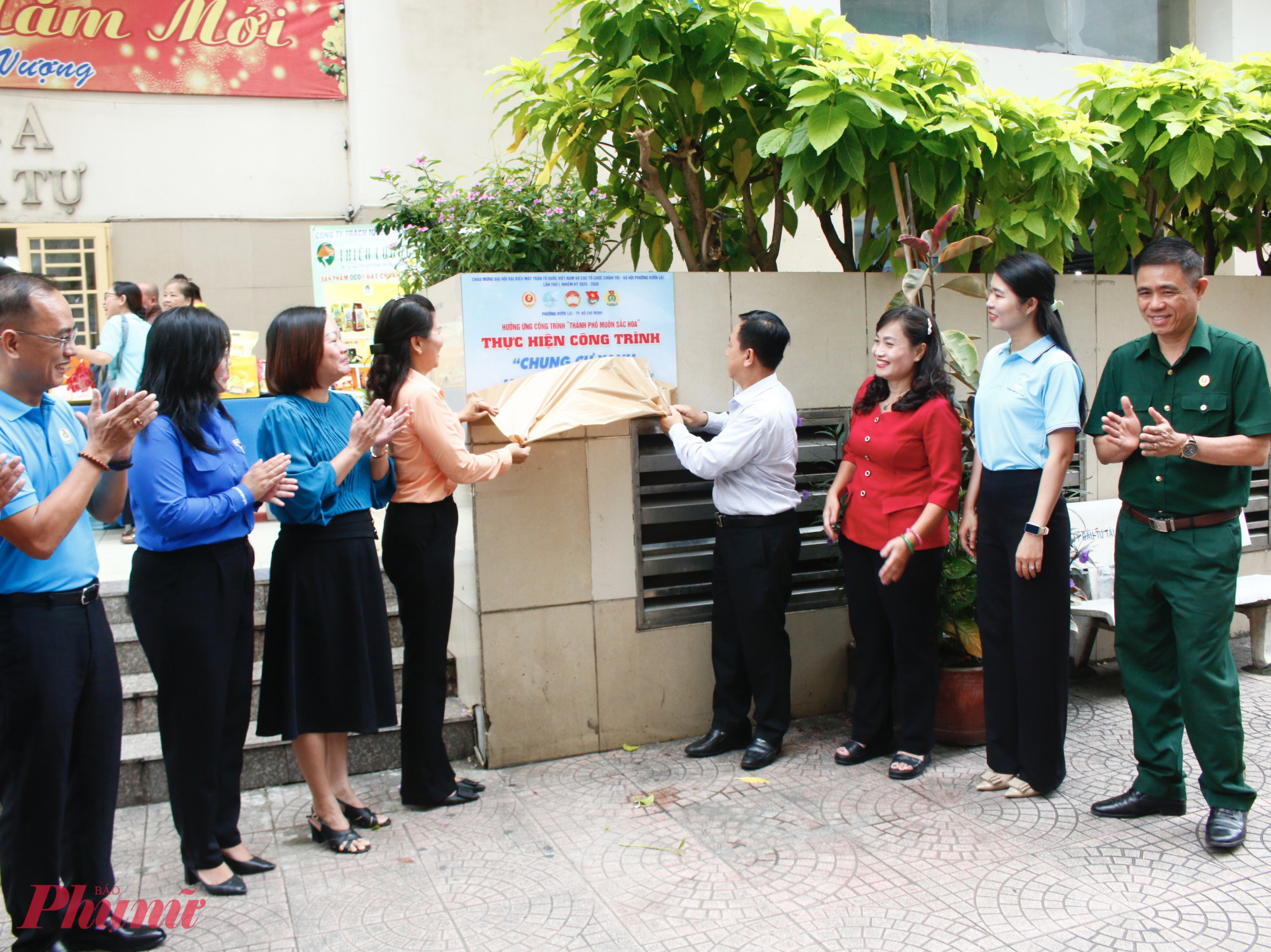 Ủy ban MTTQ Việt Nam phường Vườn Lài ra mắt công trình “Chung cư xanh – Hoa nở sắc hương”. Đây là công trình mang nhiều ý nghĩa thiết thực, nhằm xây dựng cảnh quan xanh - sạch - đẹp - văn minh, đồng thời lan tỏa tinh thần bảo vệ môi trường, tạo không gian sống trong lành tại địa bàn dân cư