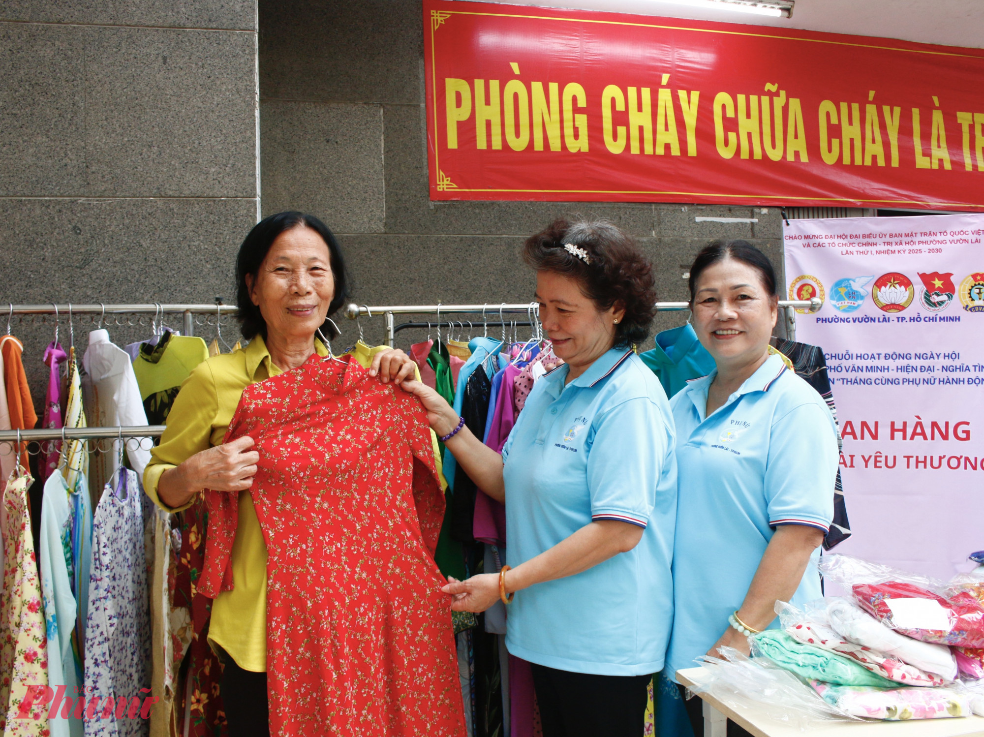 Đến gian hàng áo dài, bà Phạm Thị Đào (75 tuổi) vui mừng khi chọn được cho mình một bộ áo dài vừa vặn. Bà chia sẻ niềm hạnh phúc khi được mời tham dự ngày hội với không khí tưng bừng, ấm áp nghĩa tình. Bà bày tỏ lòng biết ơn đến lãnh đạo đã luôn quan tâm, chăm lo cho đời sống người dân và mong muốn sẽ có thêm nhiều dịp được tham gia những hoạt động ý nghĩa như thế này