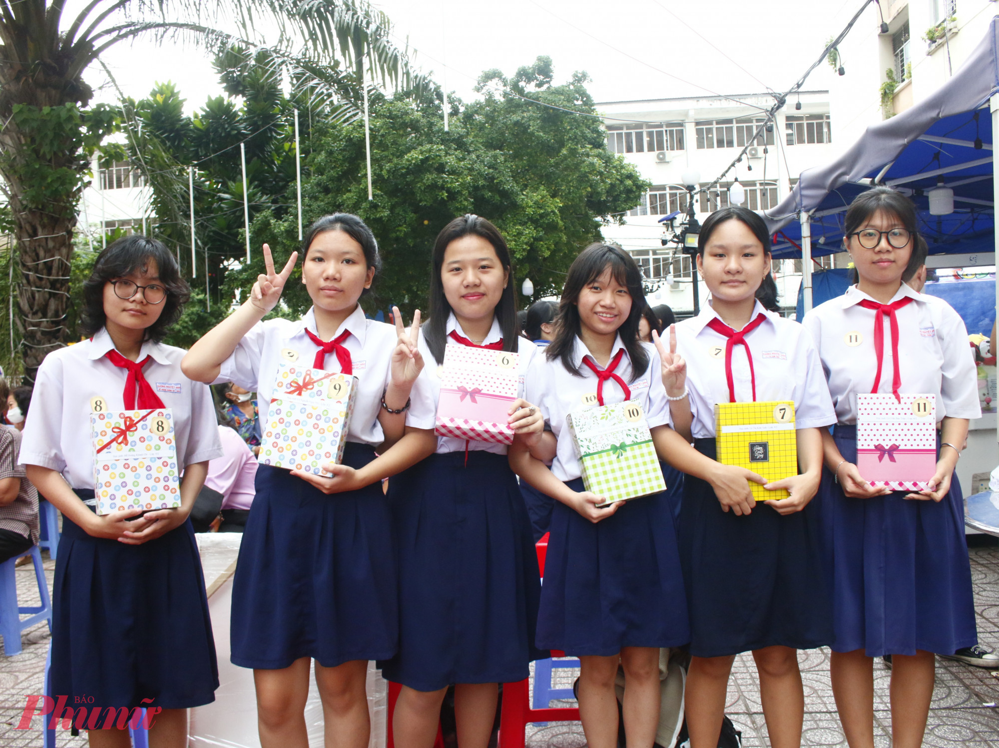 Các nữ sinh rạng rỡ khi được nhận những bộ áo dài mới. Với các em, đây không chỉ là món quà vật chất, mà còn mang giá trị tinh thần to lớn. Những tà áo dài giúp các em thêm tự tin, duyên dáng khi đến trường, đồng thời khơi gợi niềm tự hào về nét đẹp truyền thống của dân tộc. Món quà còn là lời động viên, khích lệ để các em nỗ lực học tập