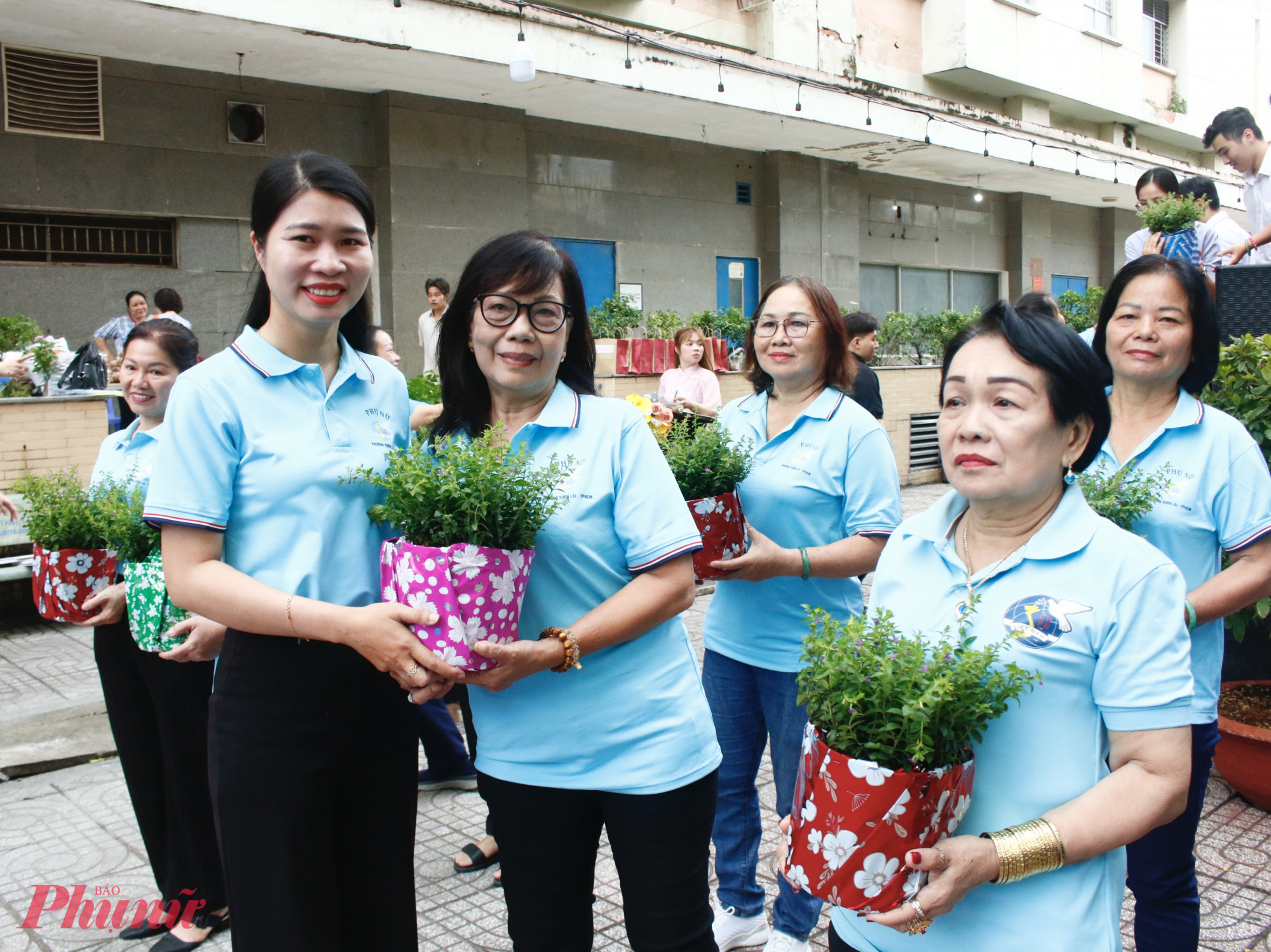 Bà Nguyễn Thị Mỹ Chi – Chủ tịch Hội LHPN phường Vườn Lài trao tặng cây xanh đến các chi hội phụ nữ 