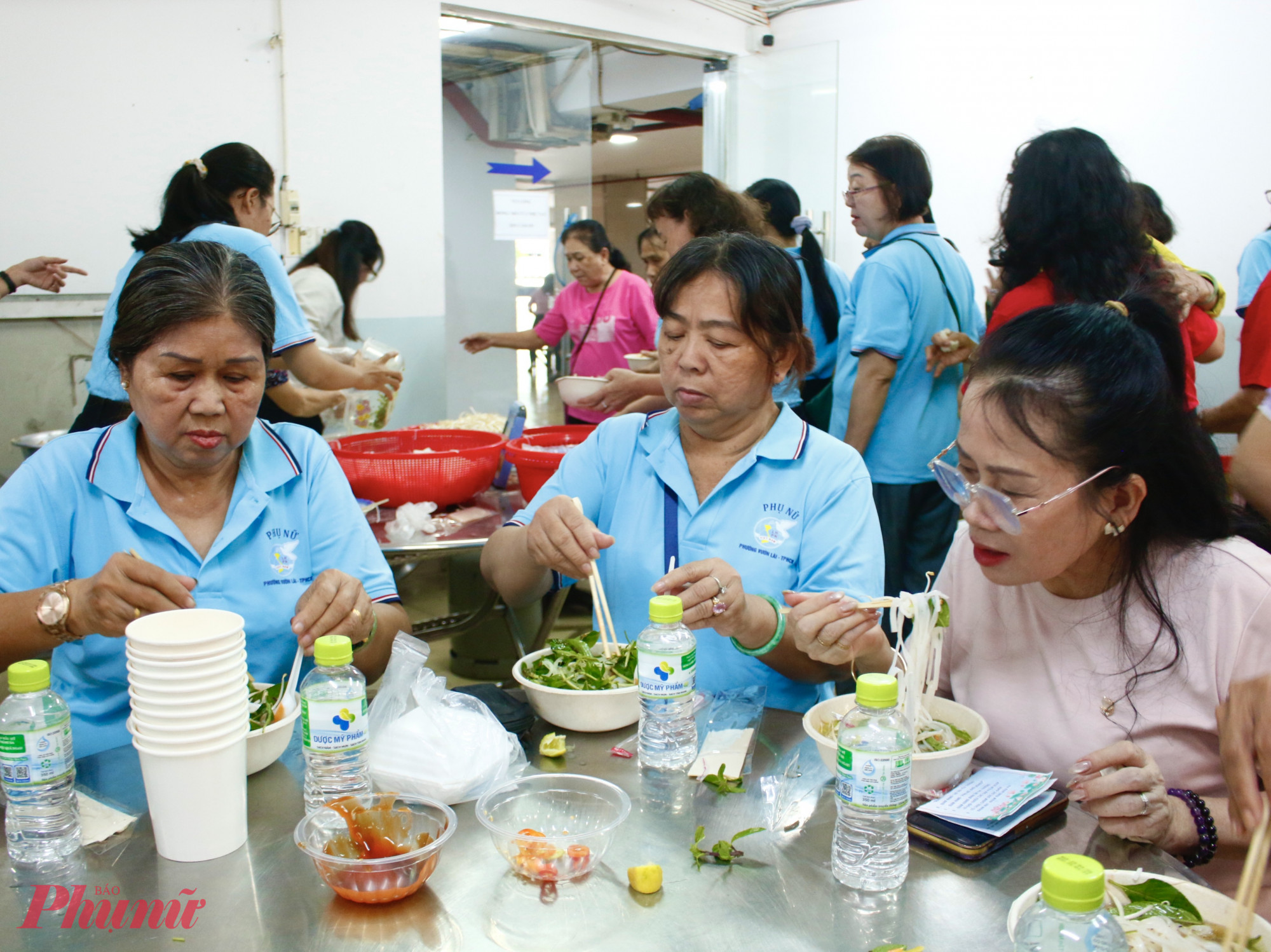 Người dân phường Vườn Lài tham gia chương trình “Bữa cơm Đại đoàn kết”. Đây không chỉ đơn thuần là một bữa ăn ấm cúng, mà còn là dịp để người dân ngồi lại bên nhau, cùng sẻ chia niềm vui, thắt chặt thêm tình đoàn kết và lan tỏa tinh thần yêu thương, gắn bó trong cộng đồng