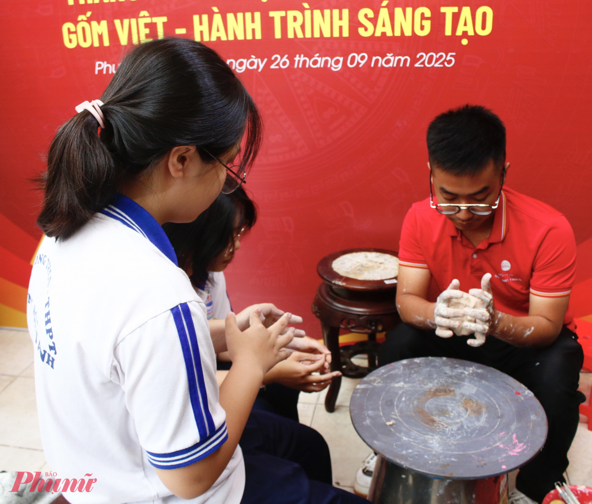 Các em học sinh tham gia gian hàng workshop làm gốm sứ