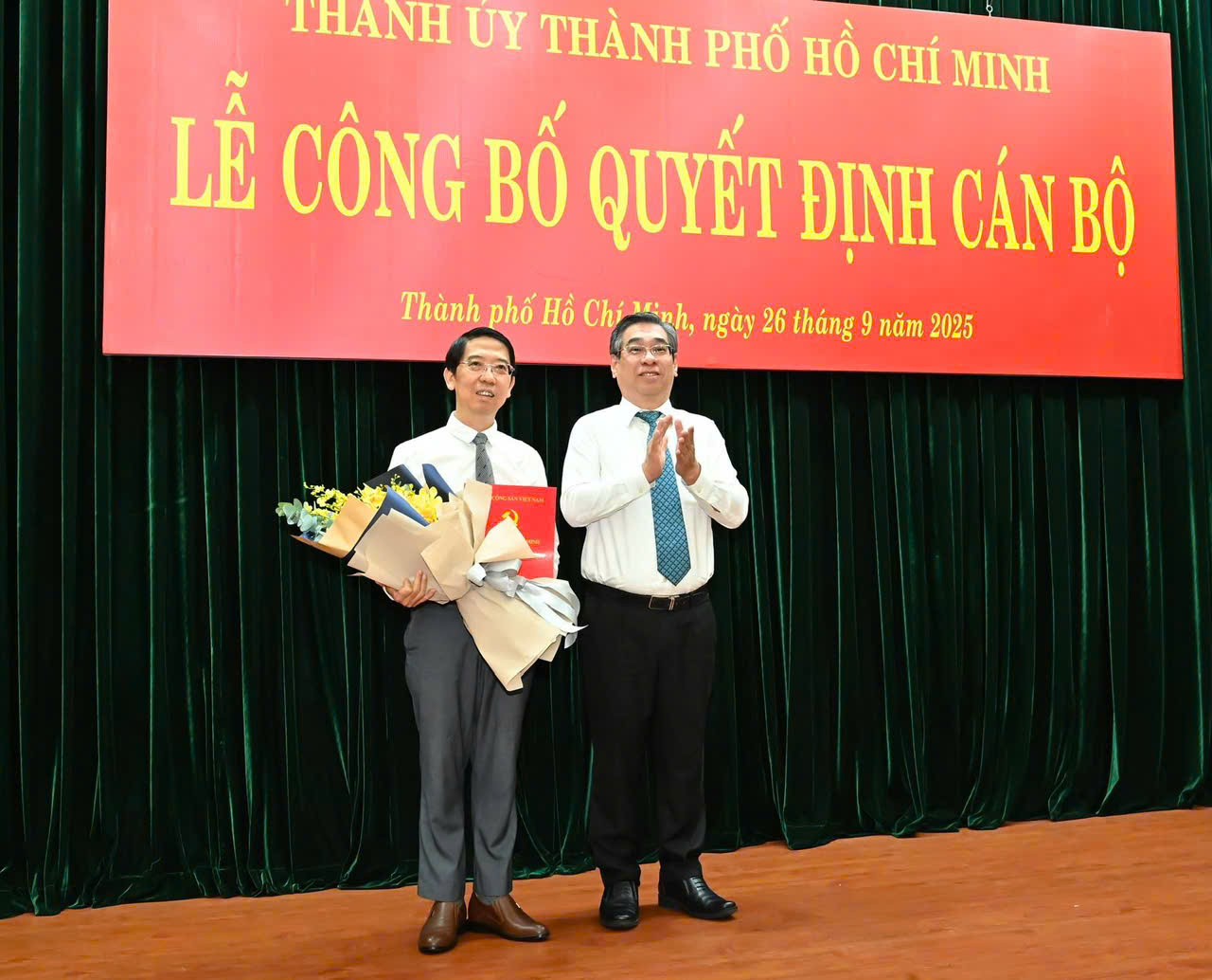 Nguyễn Phước Lộc, Phó Bí thư Thành ủy, Chủ tịch Ủy ban MTTQ Việt Nam TPHCM trao quyết định và tặng hoa chúc mừng đồng chí Nguyễn Thành Lợi.