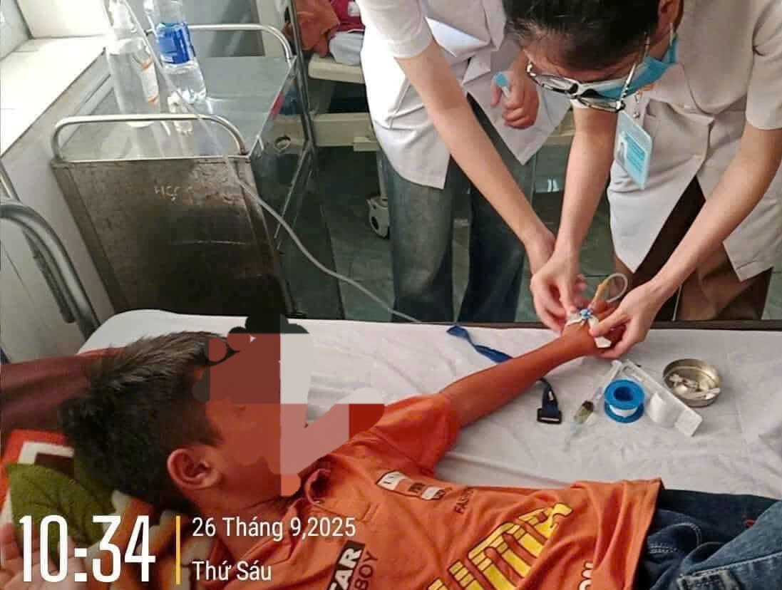 Những học sinh có triệu chứng ngộ độc thức ăn đang điều trị tại Trung tâm Y tế Lệ Thủy 